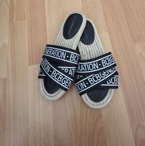 BCBGeneration Black and Cream Logo Strappy Slide Sandals Size 8 Vacay Resortwear